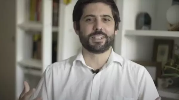 imagem do cientista tiago reis, um homem entre 35 e 40 anos, branco e com barba